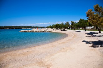 Písčitooblázková pláž Punat - ostrov Krk, Chorvatsko